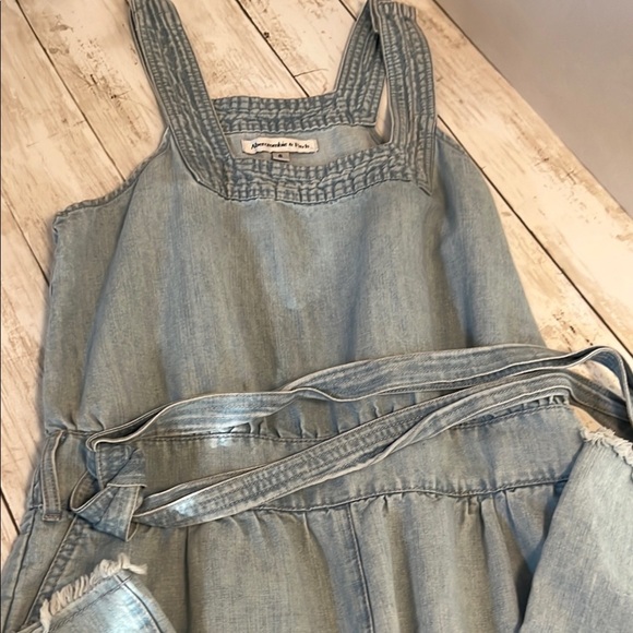 Abercrombie and Fitch cropped ankle Denim Jumpsuit with tie waist size 8 - Picture 5 of 6